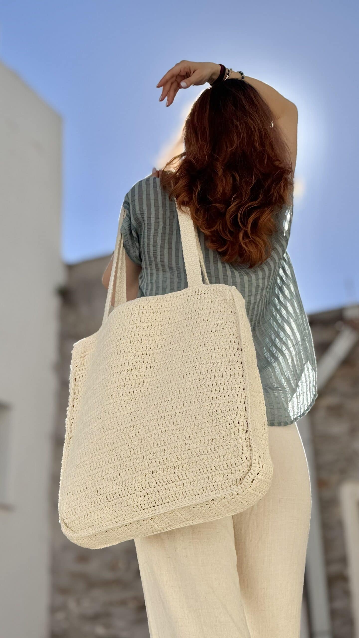 Sophie resort shopper white model standing